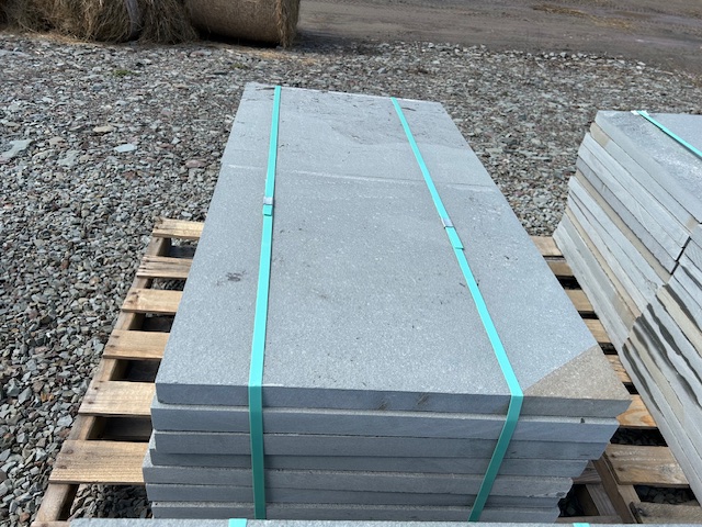 Lot #5: 1 pallet 24"x24"x1.5" Thermal Bluestone Pattern 2